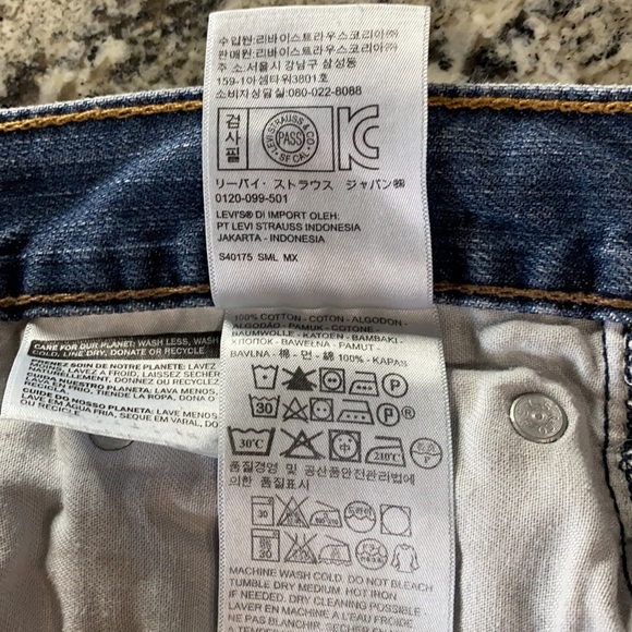 569 Levi Strauss & Co. 40 x 32 - Picture 6 of 11
